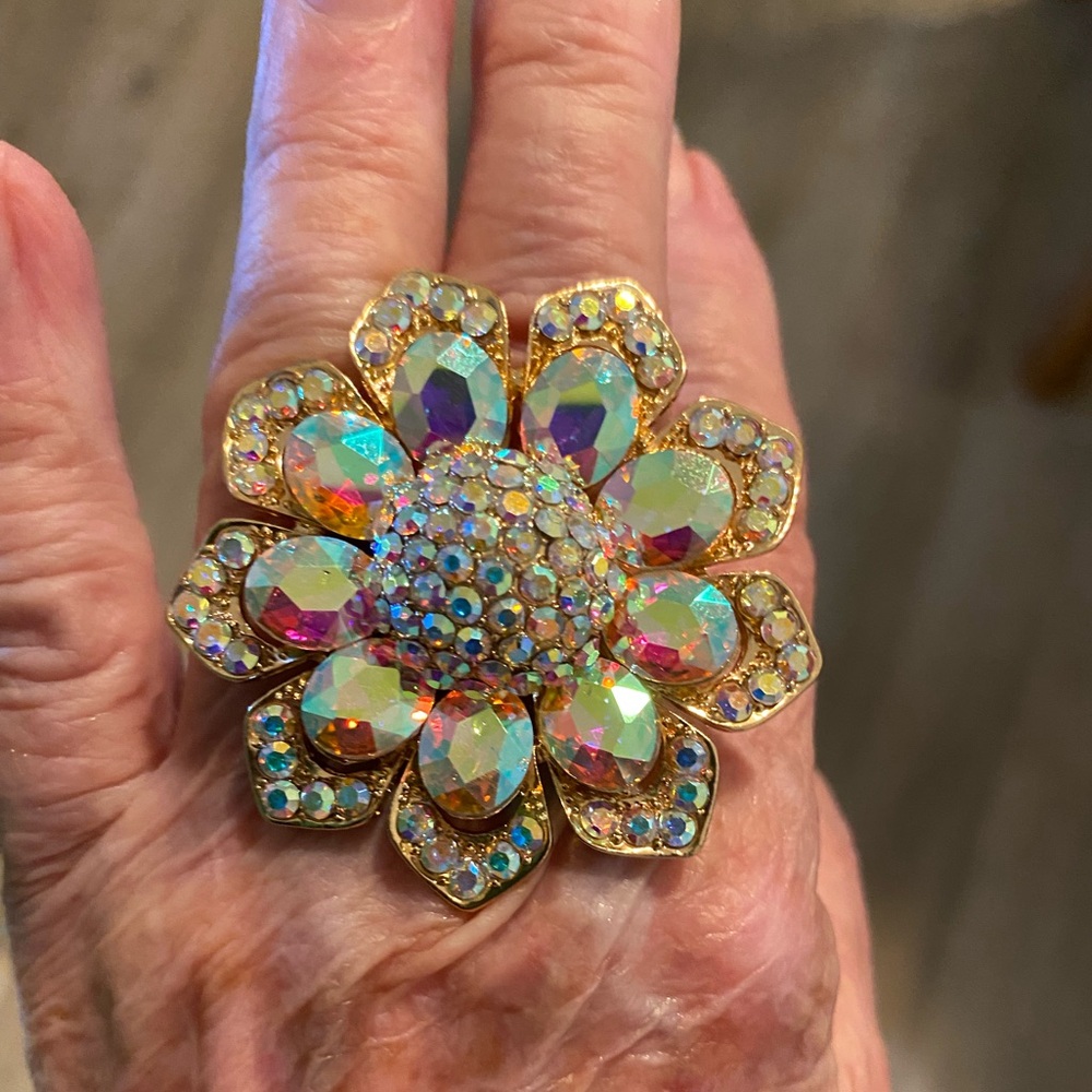 Elegant Gold and Iridescent Flower Ring
